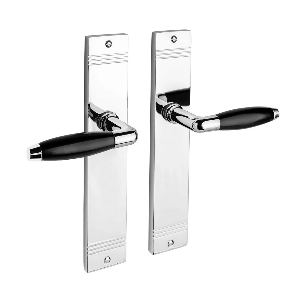 Klassiek geveerde deurklink op schild glanzend nikkel