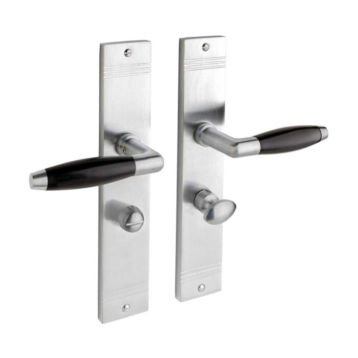 Geveerde klassieke deurklink mat nikkel op schild met wc slot 63/8 mm