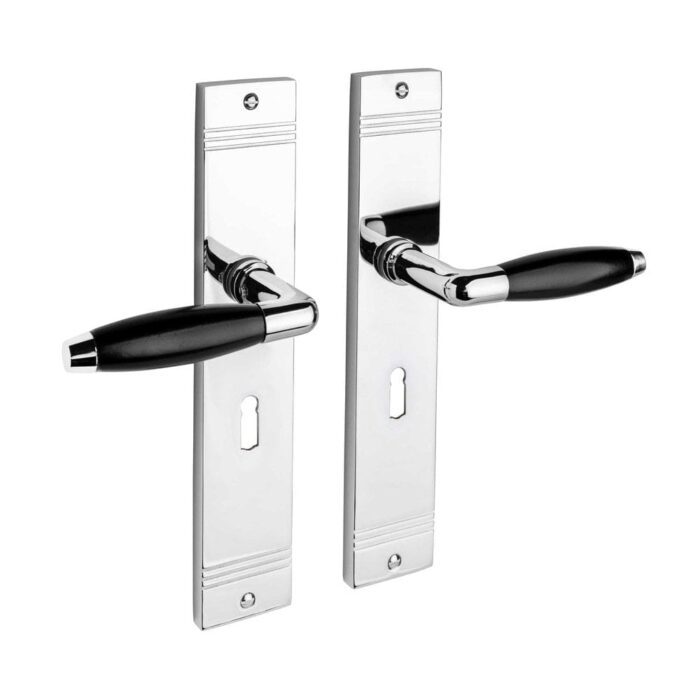 Klassiek geveerde deurklink op schild sleutelgat glanzend nikkel