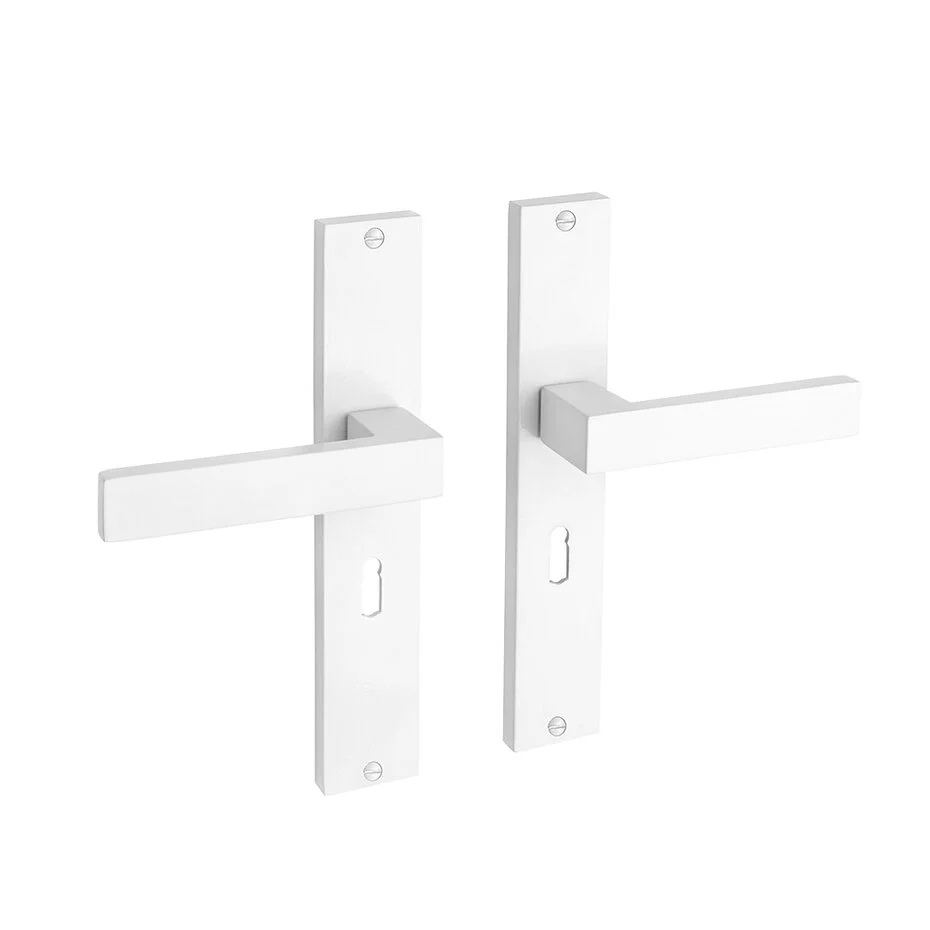 Witte deurklink Lusso geveerd op schild sleutelgat 55mm